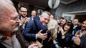 Peter Pellegrini slaví vítězství v prezidentských volbách.