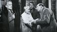 Pět lupičů a stará dáma (1955). Zleva: Alec Guinness, Katy Johnson, Peter Sellers a Cecil Parker