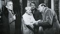 Pět lupičů a stará dáma (1955). Zleva: Alec Guinness, Katy Johnson, Peter Sellers a Cecil Parker