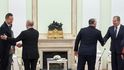 Maďarský ministr zahraničí Szíjjárto a ruský ministr zahraničí Lavrov, zády stojí Vladimir Putin (vlevo) a Viktor Orbán Maďarský ministr zahraničí Szíjjárto a ruský ministr zahraničí Lavrov, zády stojí Vladimir Putin (vlevo) a Viktor Orbán