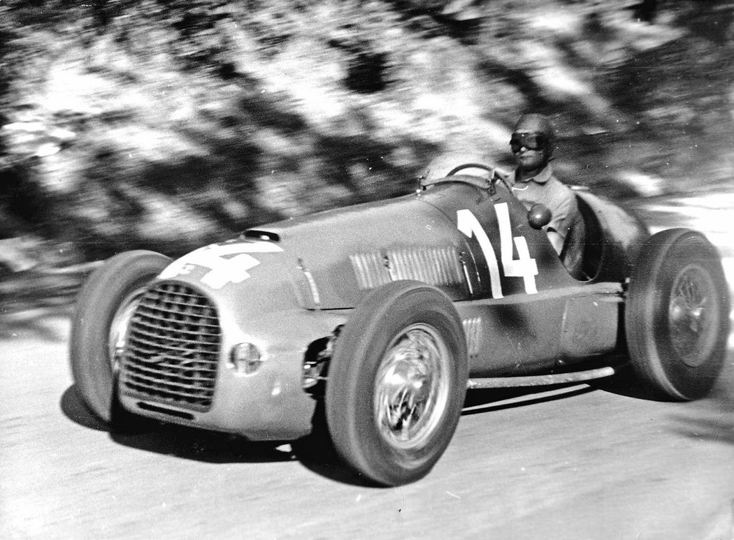 Za volantem tohoto Ferrari 125 sedí britský pilot Peter Whitehead a snímek pochází z Grand Prix Československa v Brně v roce 1949. Tehdy ještě nešlo o podnik formule 1.