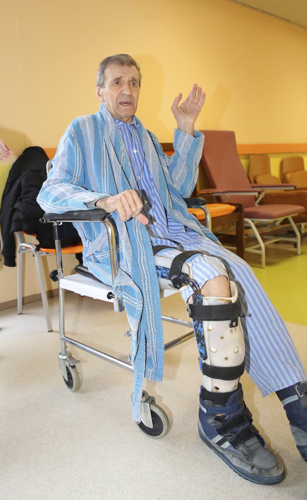 Po březnovém návratu z nemocnice je odkázaný na vozík.