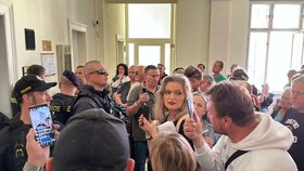 Soud musel přerušit jednání v případu bývalé novinářky Peterkové. Její podporovatelé vylomili dveře do soudní síně, zasahovala justiční stráž. 30.5.2023