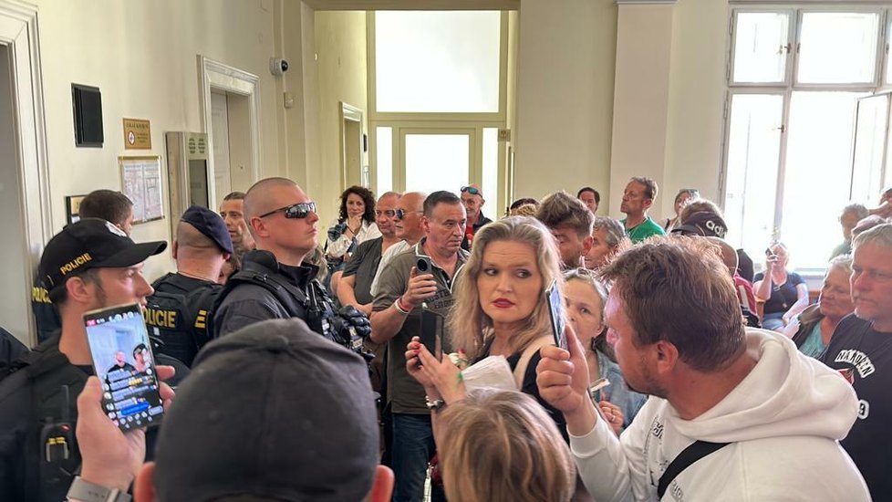 Soud musel přerušit jednání v případu bývalé novinářky Peterkové. Její podporovatelé vylomili dveře do soudní síně, zasahovala justiční stráž, 30.5.2023.