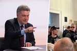 Podle ministra spravedlnosti Pavla Blažka bylo zvládnutí incidentu se zfanatizovaným davem při soudu s dezinformátorkou Peterkovou profesionálním zákrokem