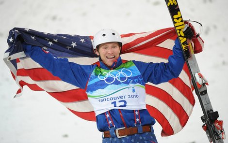 S americkou vlajkou. Miloval americký tým. I když ho z něj po rvačce v Turíně 2006 dočasně vyloučili. S americkou vlajkou. Miloval americký tým. I když ho z něj po rvačce v Turíně 2006 dočasně vyloučili.