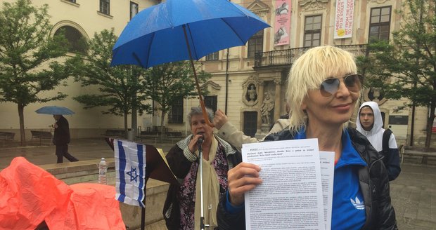 Lenka Veselá, vedoucí brněnské pobočky Mezinárodního křesťanského velvyslanectví v Jeruzalémě s petičním archem, který odmítá kontroverzní divadelní hru.