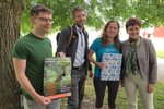 Zástupci ekologických organizací předali ministryni životního prostředí Anně Hubáčkové (64, KDU-ČSL, vpravo) petici s 13 264 podpisy.