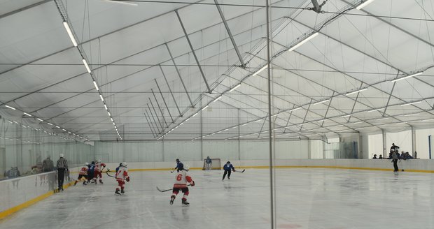 Náhradní ledová plocha pro hokejisty vyrostla u Městských sadů v Opavě. Hluk z ní vytáčí místní obyvatele.