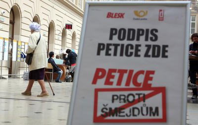 Na poště v Jindřišské ulici jsou první plakáty upozorňující na petici