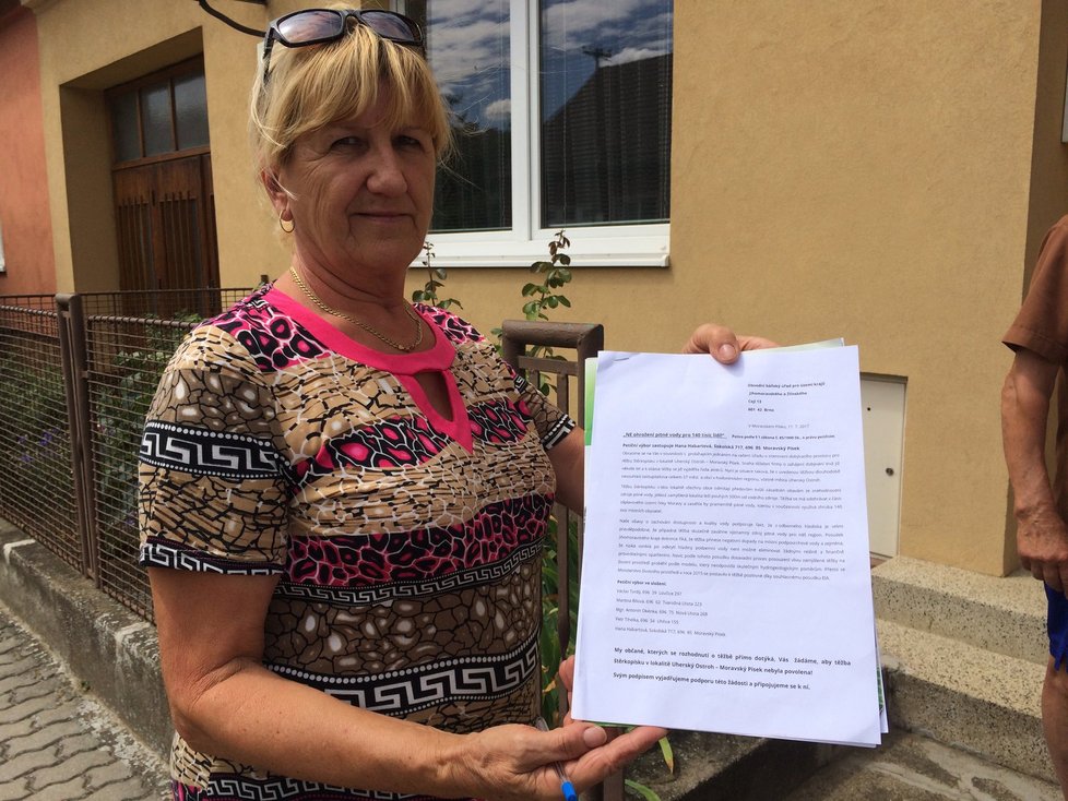 V Moravském Písku vyrazilo už v létě 2017 do ulic lidé roznášející petici proti plánované těžbě štěrku.