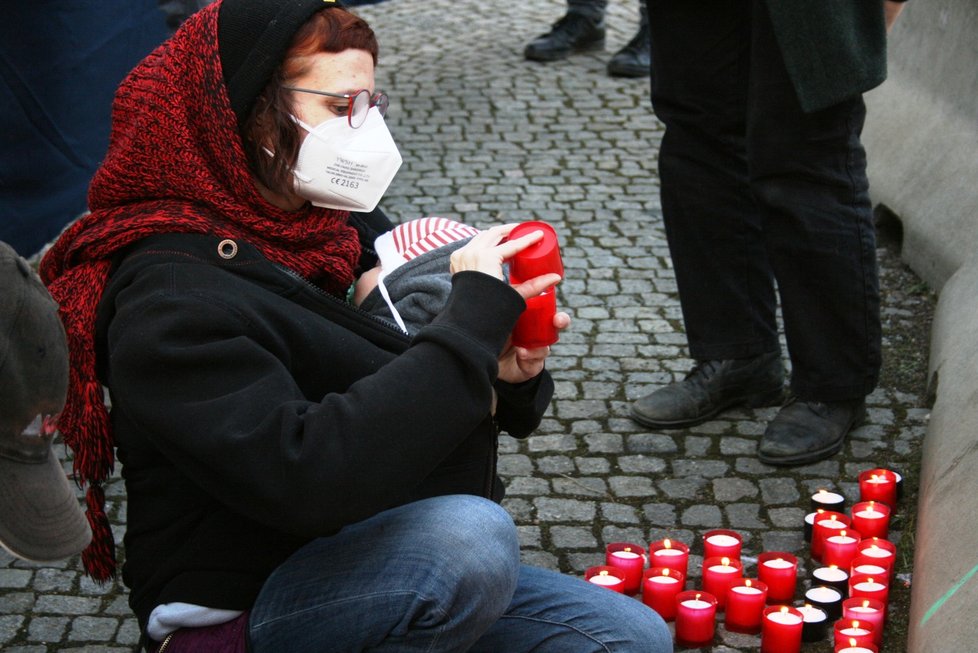 Před Úřadem vlády se podepisoval petice za přísnější opatření proti šíření nemoci covid-19 a zapalovaly svíčky za podle organizátorů &#34;oběti neschopné vlády&#34;.