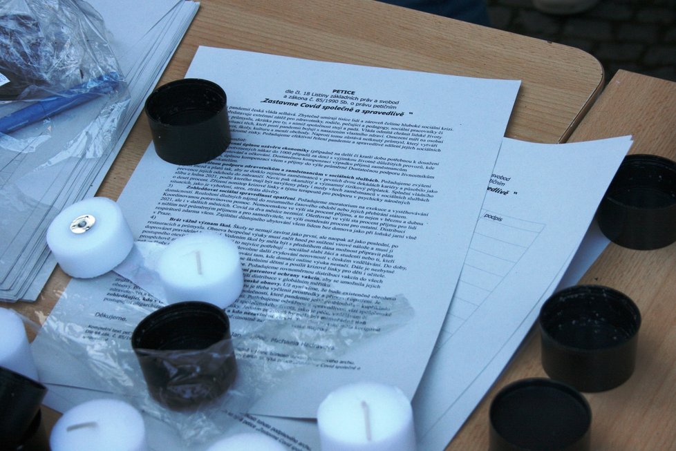 Před Úřadem vlády se podepisoval petice za přísnější opatření proti šíření nemoci covid-19 a zapalovaly svíčky za podle organizátorů &#34;oběti neschopné vlády&#34;.