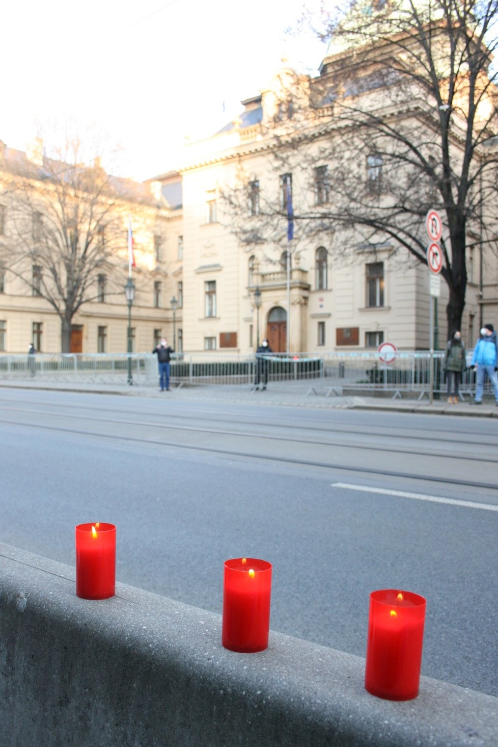 Před Úřadem vlády se podepisoval petice za přísnější opatření proti šíření nemoci covid-19 a zapalovaly svíčky za podle organizátorů &#34;oběti neschopné vlády&#34;.