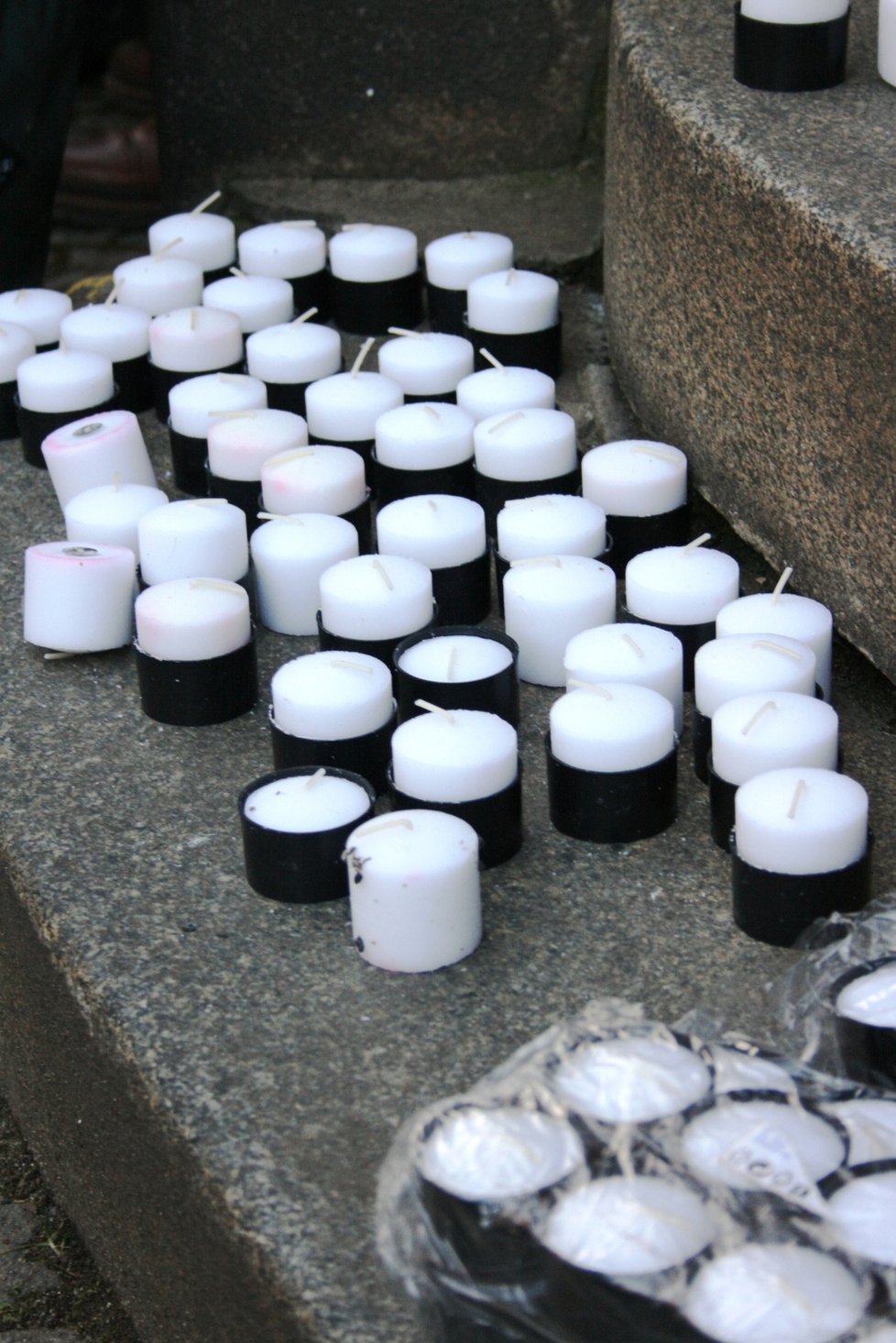 Před Úřadem vlády se podepisoval petice za přísnější opatření proti šíření nemoci covid-19 a zapalovaly svíčky za podle organizátorů &#34;oběti neschopné vlády&#34;.