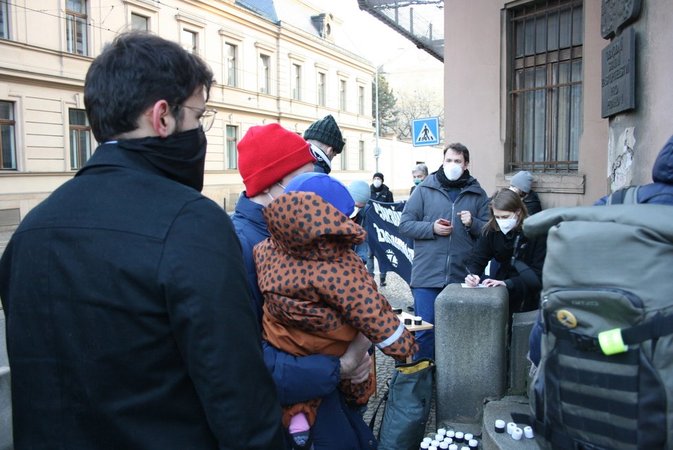 Před Úřadem vlády se podepisoval petice za přísnější opatření proti šíření nemoci covid-19 a zapalovaly svíčky za podle organizátorů &#34;oběti neschopné vlády&#34;.