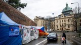 „Slum“ u Úřadu vlády konečně zmizí. Praha i městská část jsou připraveny se s aktivistou soudit
