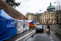 „Slum“ u Úřadu vlády konečně zmizí. Praha i městská část jsou připraveny se s aktivistou soudit