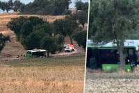 Střet auta s autobusem nepřežili tři cestující: Na místo letěl vrtulník