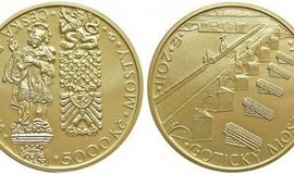 Pětitisícová mince s motivem gotického mostu v Písku, kterou vydala letos ČNB
