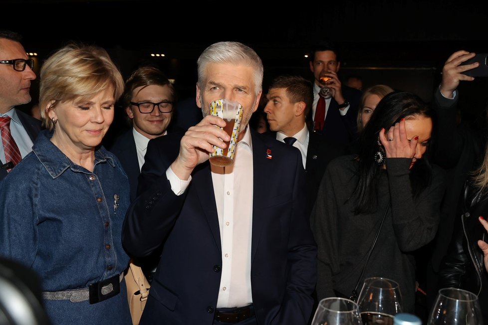 Prezidentské volby 2023: Poslední chvíle ve štábu Petra Pavla provázelo pití piva, focení a obdarovávání (28.1.2023)