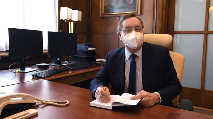 Nový ministr zdravotnictví Petr Arenberger nastoupil do úřadu (7. 4. 2021).