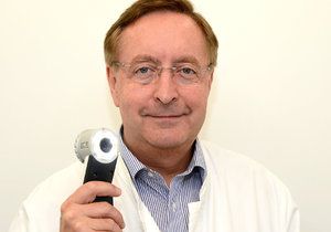 Přednosta Dermatovenerologické kliniky 3. LF UK a Fakultní nemocnice Královské Vinohrady v Praze prof. Petr Arenberger