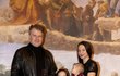 Petr Batěk s přítelkyní a jejich miminkem na vernisáži Mistři renesance.