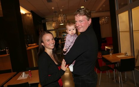 Herec Petr Batěk s novou přítelkyní a malým miminkem. 