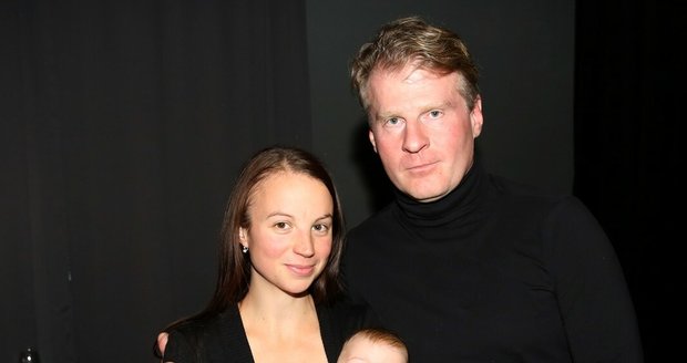 Herec Petr Batěk s novou přítelkyní a malým miminkem.