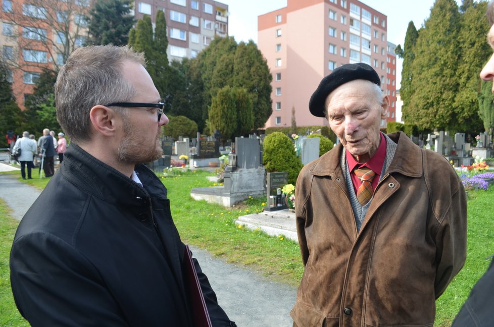 I letos se Petr Beck poklonil na hřbitově v rodném Bruntálu osvoboditelům. Poté si povídal se starostou města Petrem Rysem.