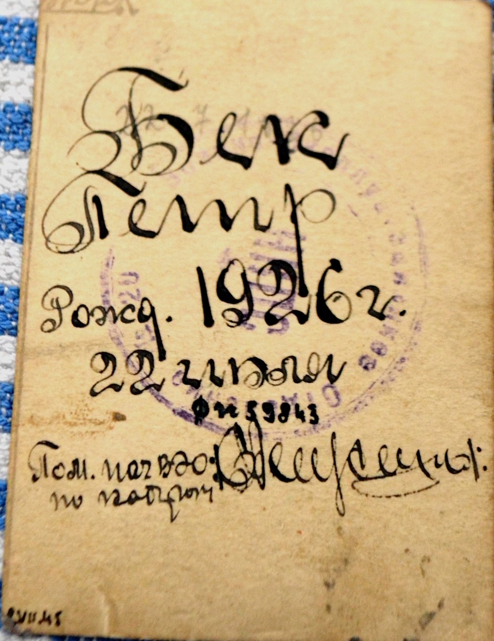 Prvním dokladem Petra Becka byla jeho fotografie v uniformě, na jejíž druhé straně byly napsány iniciály včetně zfalšovaného roku narození.