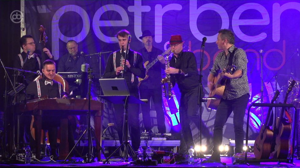 Petr Bende s kapelou a cimbálovou muzikou Gromba při prosincovém online koncertu ve Velké Bíteši.