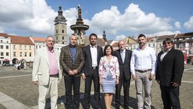 Kandidáti na hejtmana Jihočeského kraje. Zleva: Petr Braný (KSČM), Pavel Talíř (KDU-ČSL), Jiří Zimola (ČSSD), Radka Maxová (ANO), Jan Zahradník (ODS), Jiří Švec (STAN) a Pavel Hroch (Jihočeši 2012)