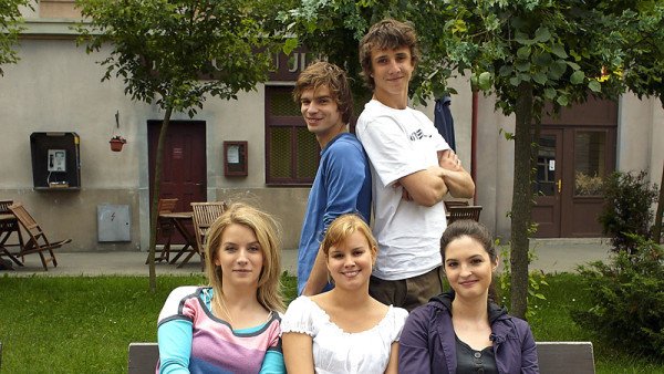 Petr Buchta (vlevo v horní řadě) hrál Vojtu v seriálu Ulice