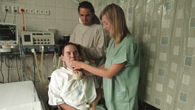 Petr Čapák se po půl roce na nemocničním lůžku znovu dokázal posadit, pomáhají mu ošetřovatelé Hanka Křupalová a Čeněk Koudela