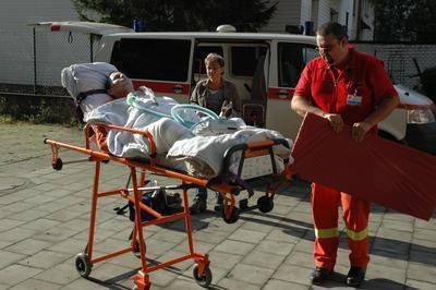 Petr Čapák po více než deseti měsících opustil nemocnici, za asistence ošetřovatelky Jany Machové a řidiče sanitky míří domů