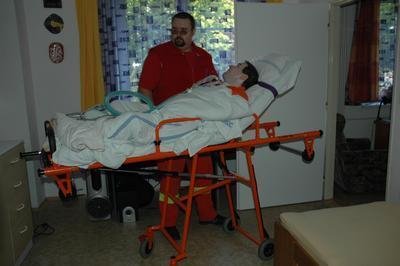 Saniťák přiváží pacienta domů, po více než deseti měsících vidí Petr znovu svůj byt