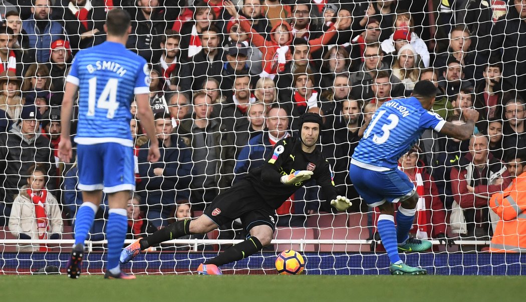 Brankář Arsenalu Petr Čech sice proti Bournemouthu dostal gól z penalty, ale jinak zářil