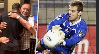 Dojatý Petr Čech: Objetí s rodiči po dvou letech! Dojatý Petr Čech: Objetí s rodiči po dvou letech!