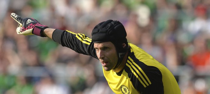 Brankář Chelsea Petr Čech by podle anglických expertů neměl v klubu zůstávat jako náhradník a raději odejít jinam