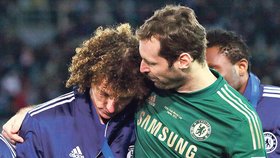 Petr Čech jako utěšitel! Neúspěch Chelsea spoluhráči oplakali