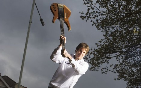 Kdysi takhle Petr Čech pózoval s basovou kytarou pro britský hudební magazín. V sobotu ale bude bušit do »škopků« v kapele Eddie Stoilow...