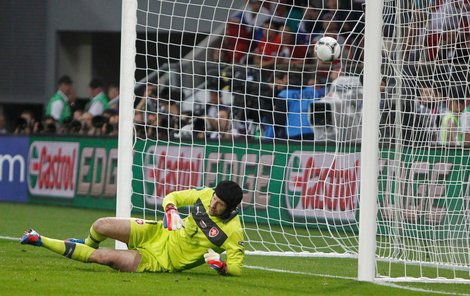 Petr Čech inkasuje poprvé – 0:1.