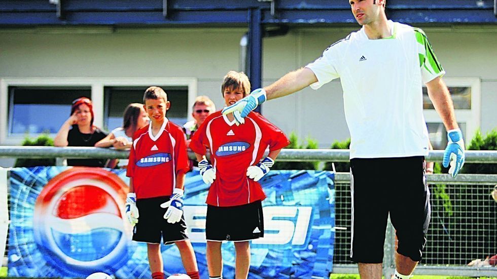 Když Petr Čech mluví, malí brankáři hltají každé jeho slovo. A koho 'Čechíno' poplácá po zádech, ten je štěstím bez sebe. Tahle škola prostě pro kluky představuje ty nejlepší prázdniny...
