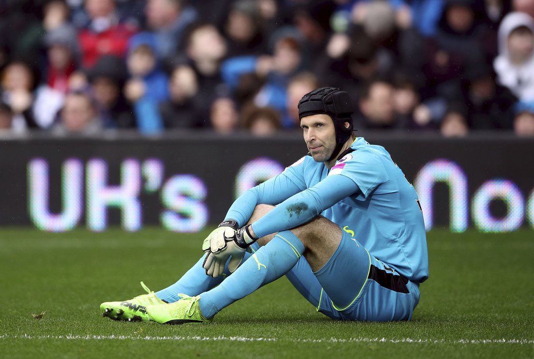 Brankář Arsenalu Petr Čech se v duelu na půdě WBA zranil a musel střídat