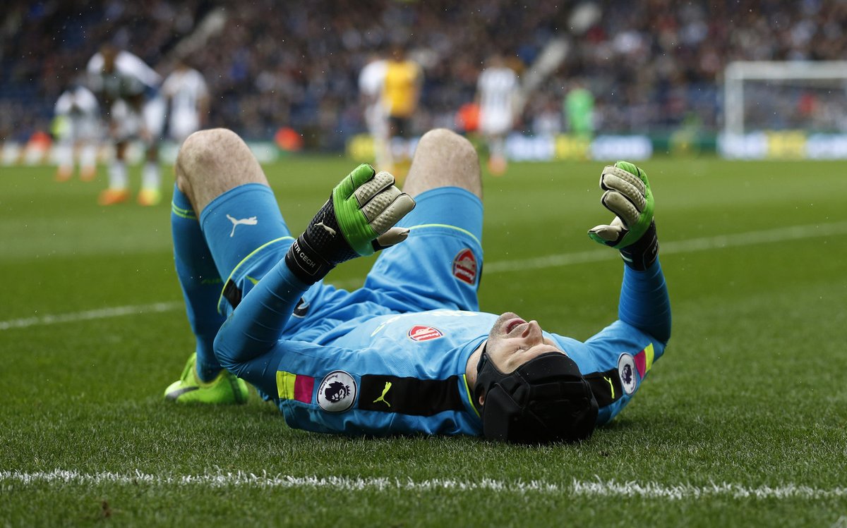 Brankář Arsenalu Petr Čech se v duelu na půdě WBA zranil a musel střídat