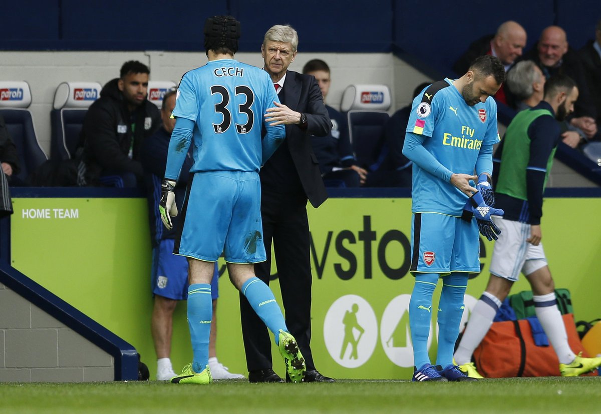 Brankář Arsenalu Petr Čech se v duelu na půdě WBA zranil a musel ho vystřídat David Ospina