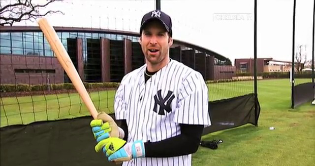 Gólman Petr Čech vypadá jako profík z americké baseballové ligy. Až na ty brankářské rukavice.