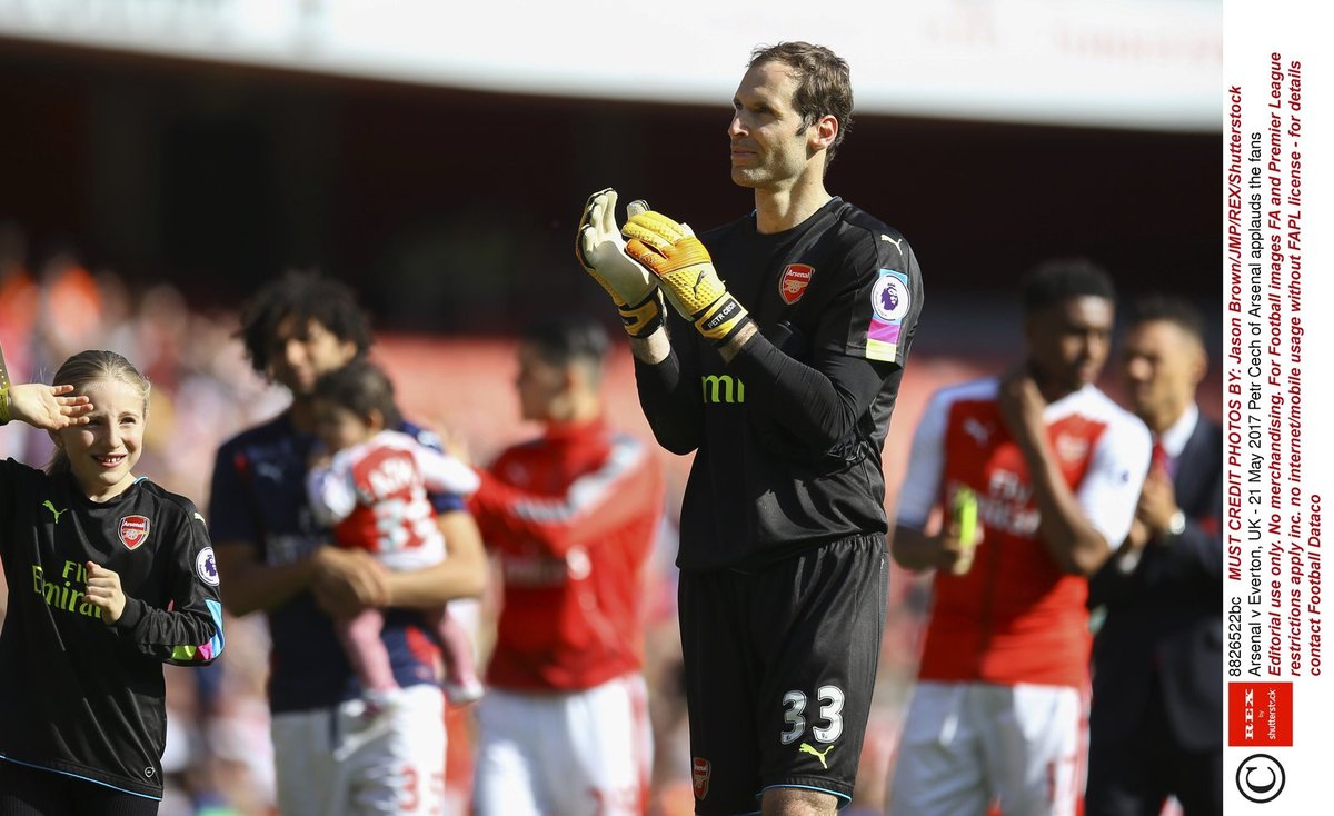 Adélka, táta Petr a Damián na ploše chrámu Emirates Stadium.